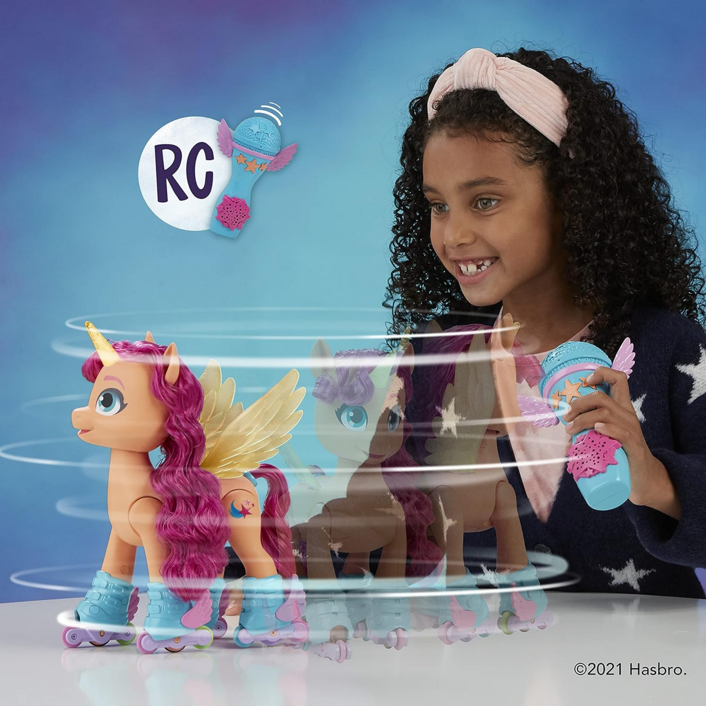 My Little Pony – Eine Neue Generation Sing- und Skatespaß Sunny Starscout – Pony (22,5 cm) mit Fernbedienung, 50 Reaktionen,