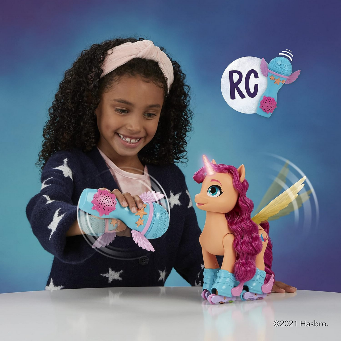My Little Pony – Eine Neue Generation Sing- und Skatespaß Sunny Starscout – Pony (22,5 cm) mit Fernbedienung, 50 Reaktionen,