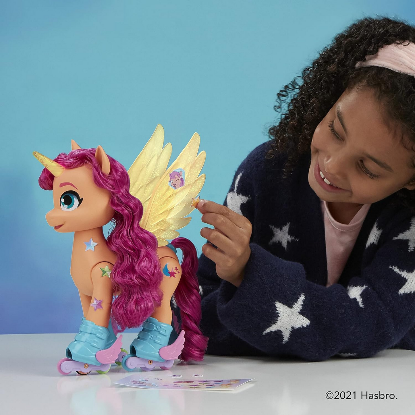 My Little Pony – Eine Neue Generation Sing- und Skatespaß Sunny Starscout – Pony (22,5 cm) mit Fernbedienung, 50 Reaktionen,
