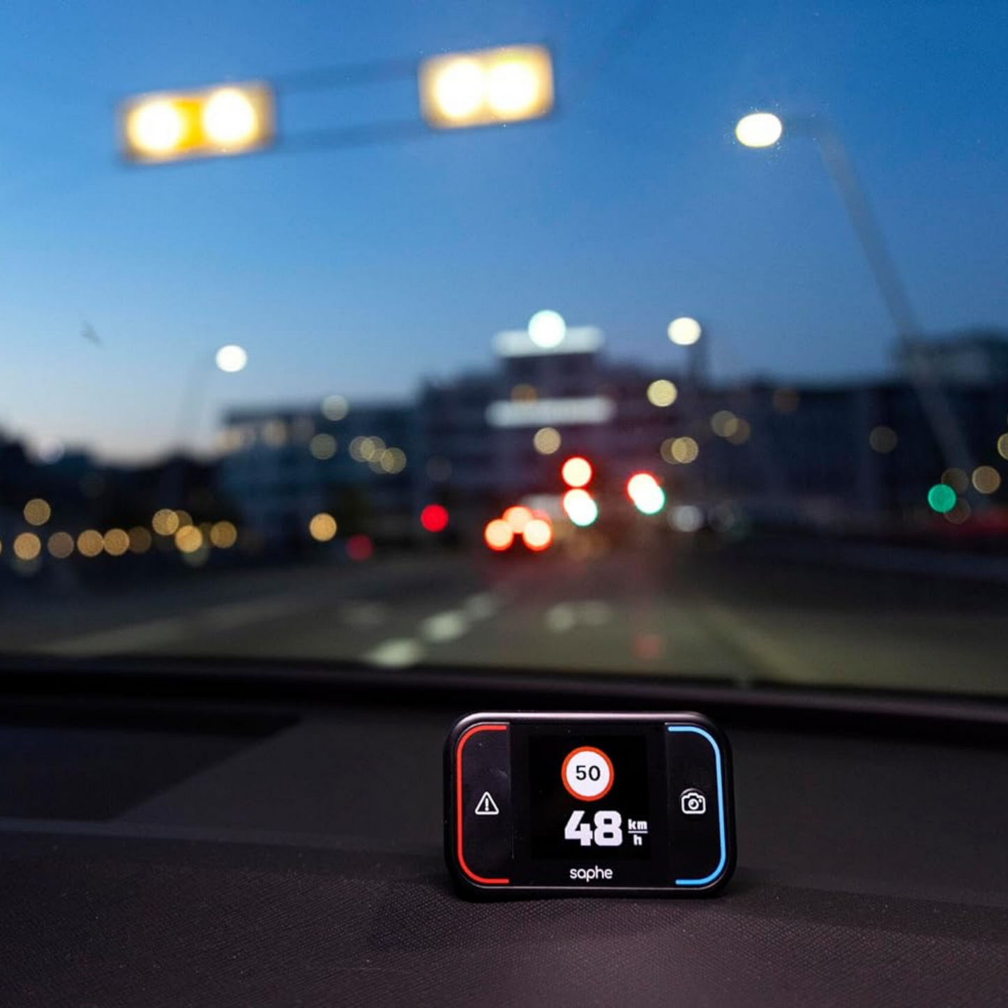 Saphe Drive Pro Blitzerwarner für das Auto mit Farbdisplay – CarPlay und Android Auto kompatibel – Zeigt Blitzer und Gefahren – Daten von Blitzer.de – Erfordert zusätzliches ABO