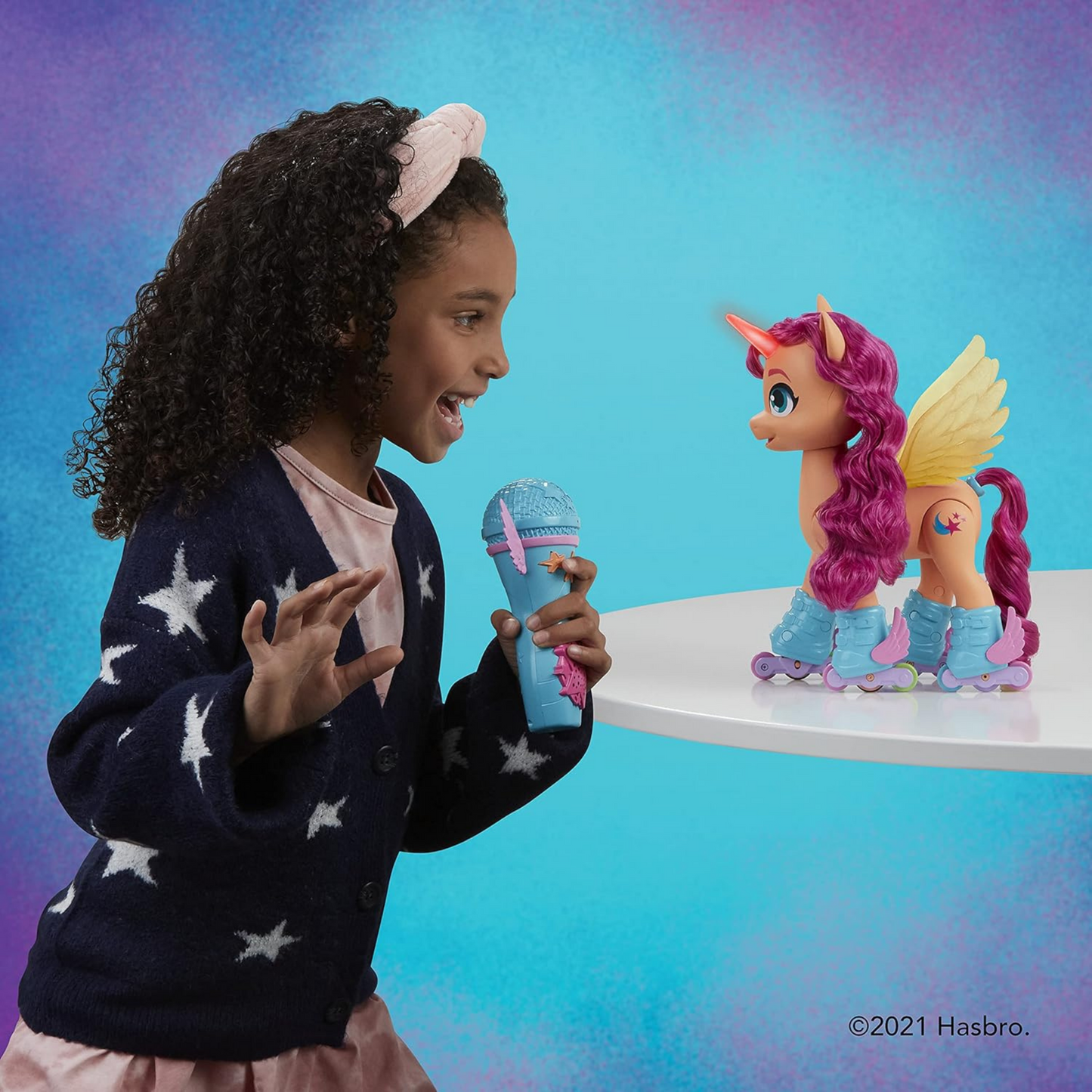 My Little Pony – Eine Neue Generation Sing- und Skatespaß Sunny Starscout – Pony (22,5 cm) mit Fernbedienung, 50 Reaktionen,