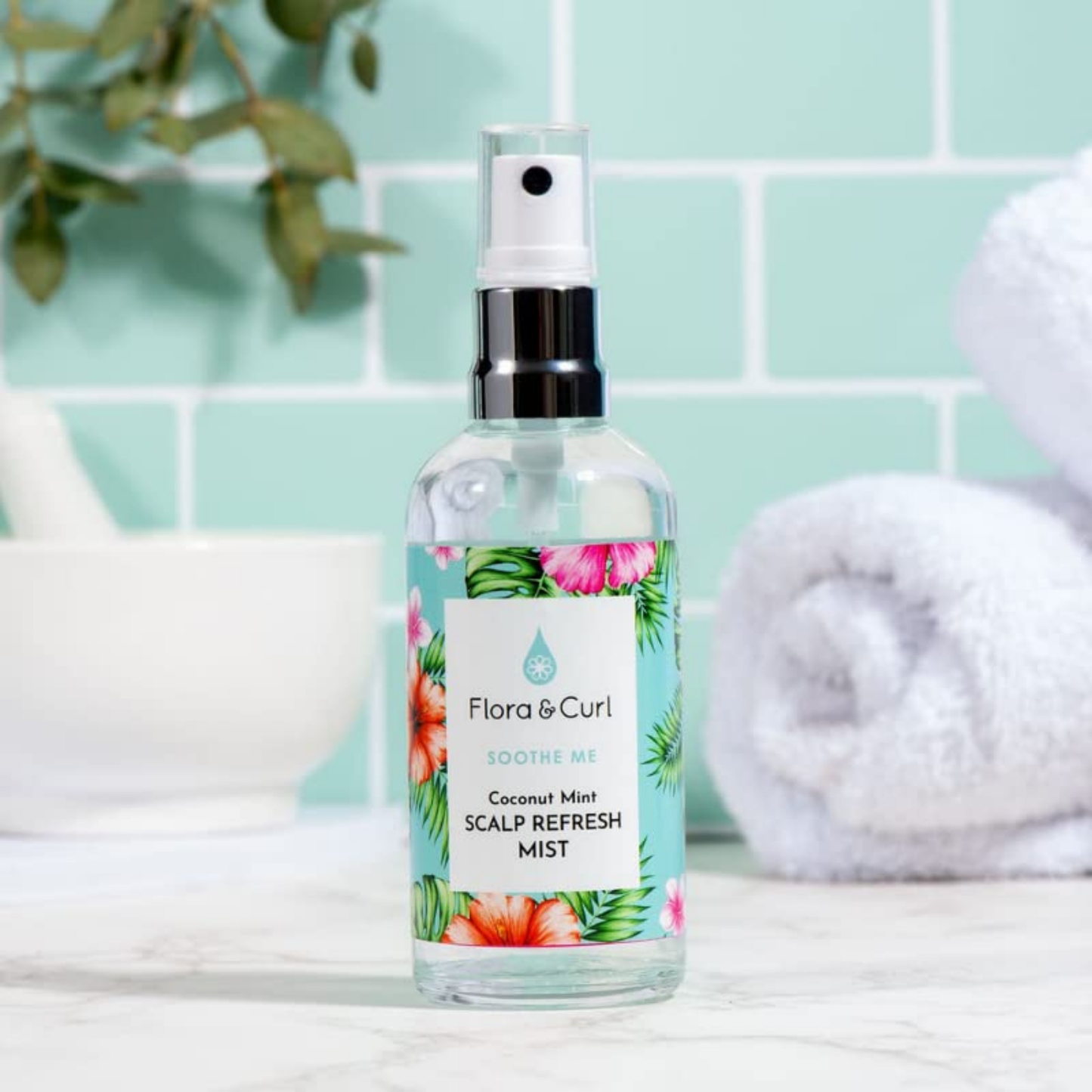 Flora & Curl Coconut Mint Kopfhaut-Erfrischungsnebel 100 ml, Kopfhautspray für trockenes Haar, mit beruhigenden Pflanzenstoffen sorgt für kühlende Kopfhautentlastung