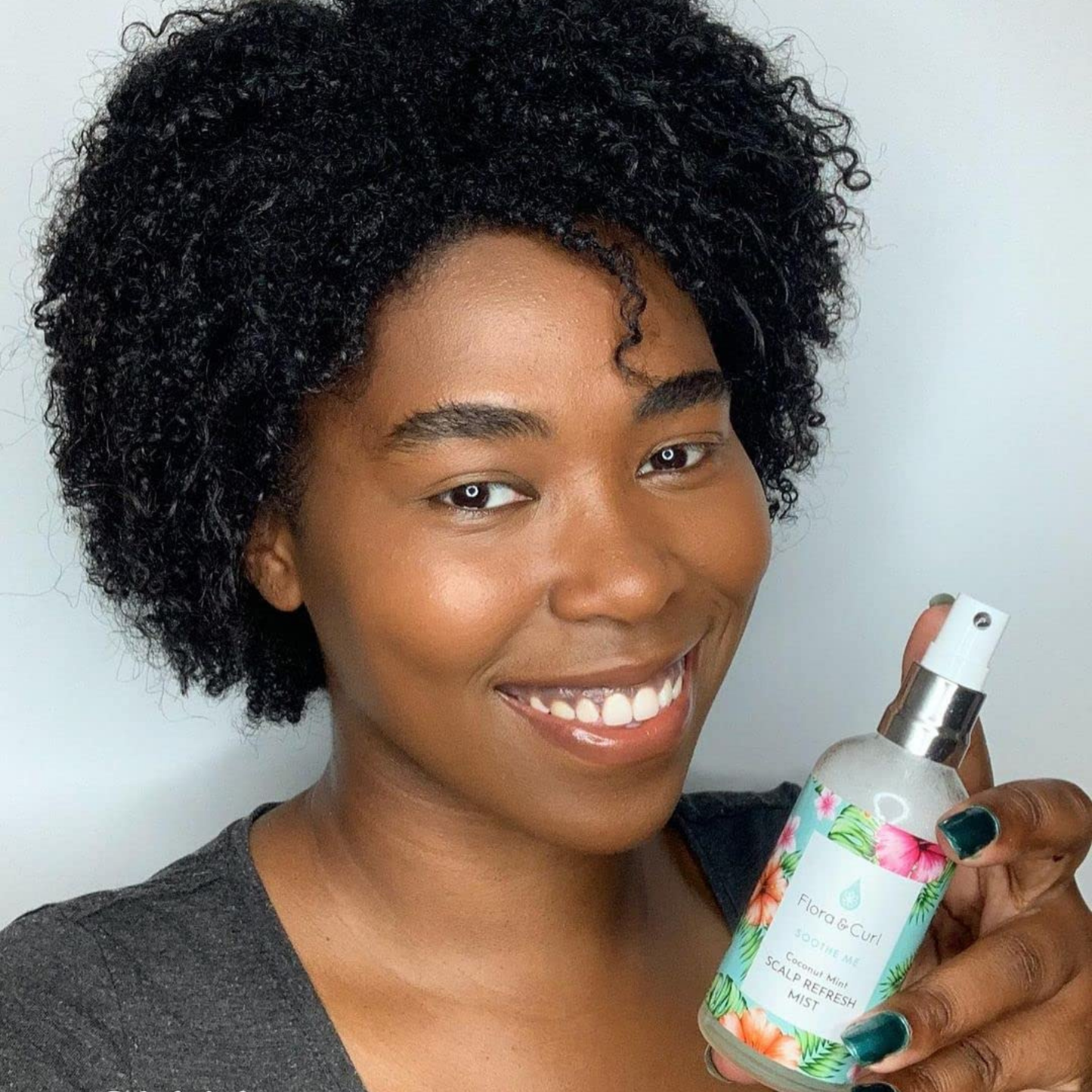 Flora & Curl Coconut Mint Kopfhaut-Erfrischungsnebel 100 ml, Kopfhautspray für trockenes Haar, mit beruhigenden Pflanzenstoffen sorgt für kühlende Kopfhautentlastung