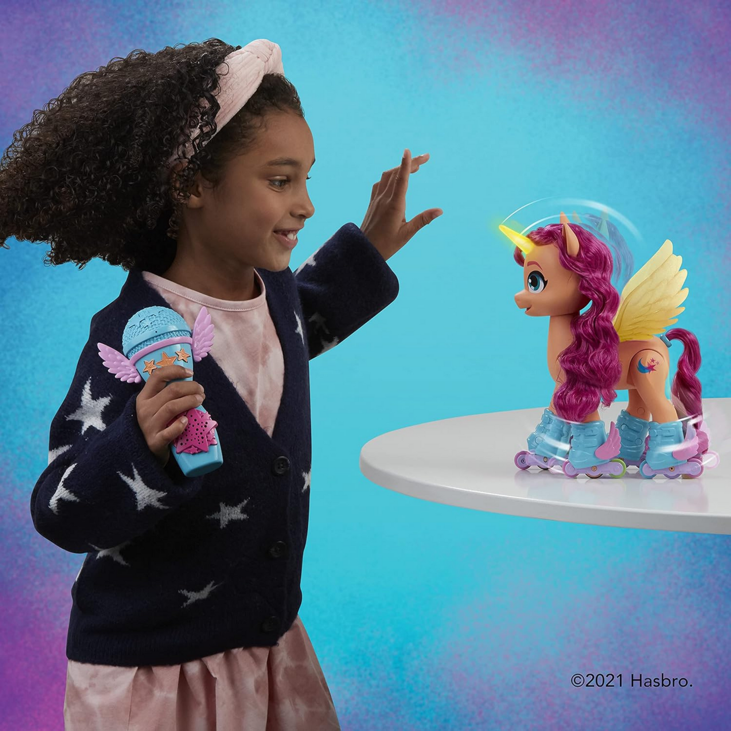 My Little Pony – Eine Neue Generation Sing- und Skatespaß Sunny Starscout – Pony (22,5 cm) mit Fernbedienung, 50 Reaktionen,
