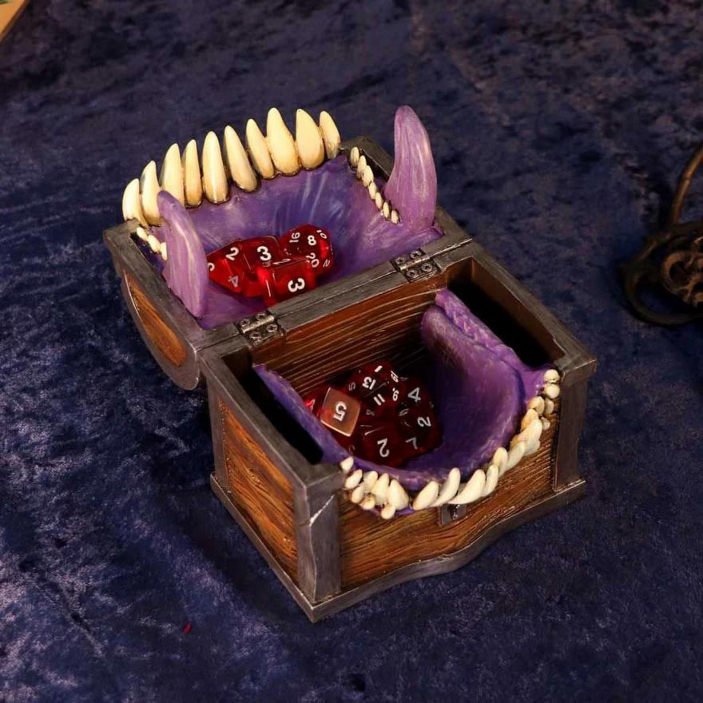 Nemesis Now Würfelbox, Offiziell lizenzierte Dungeons & Dragons Mimic Würfel-Aufbewahrungsbox aus Kunstharz