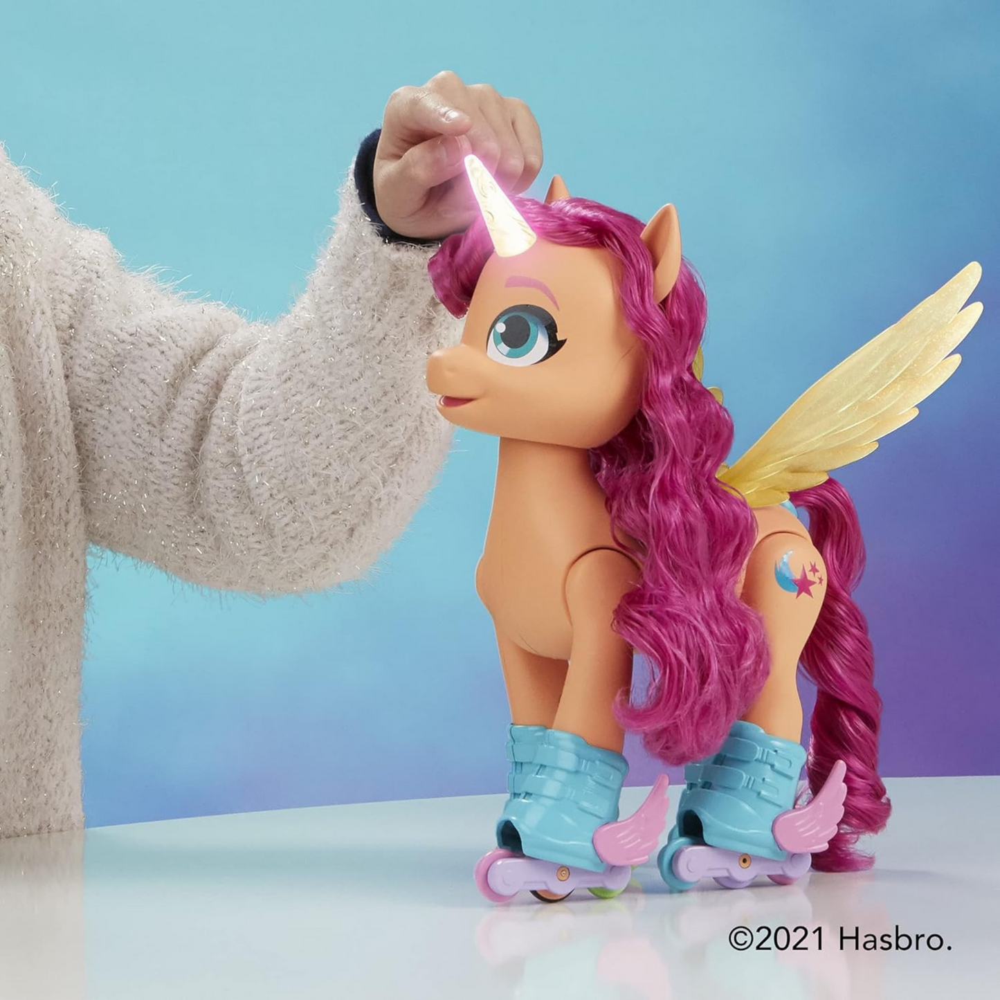 My Little Pony – Eine Neue Generation Sing- und Skatespaß Sunny Starscout – Pony (22,5 cm) mit Fernbedienung, 50 Reaktionen,