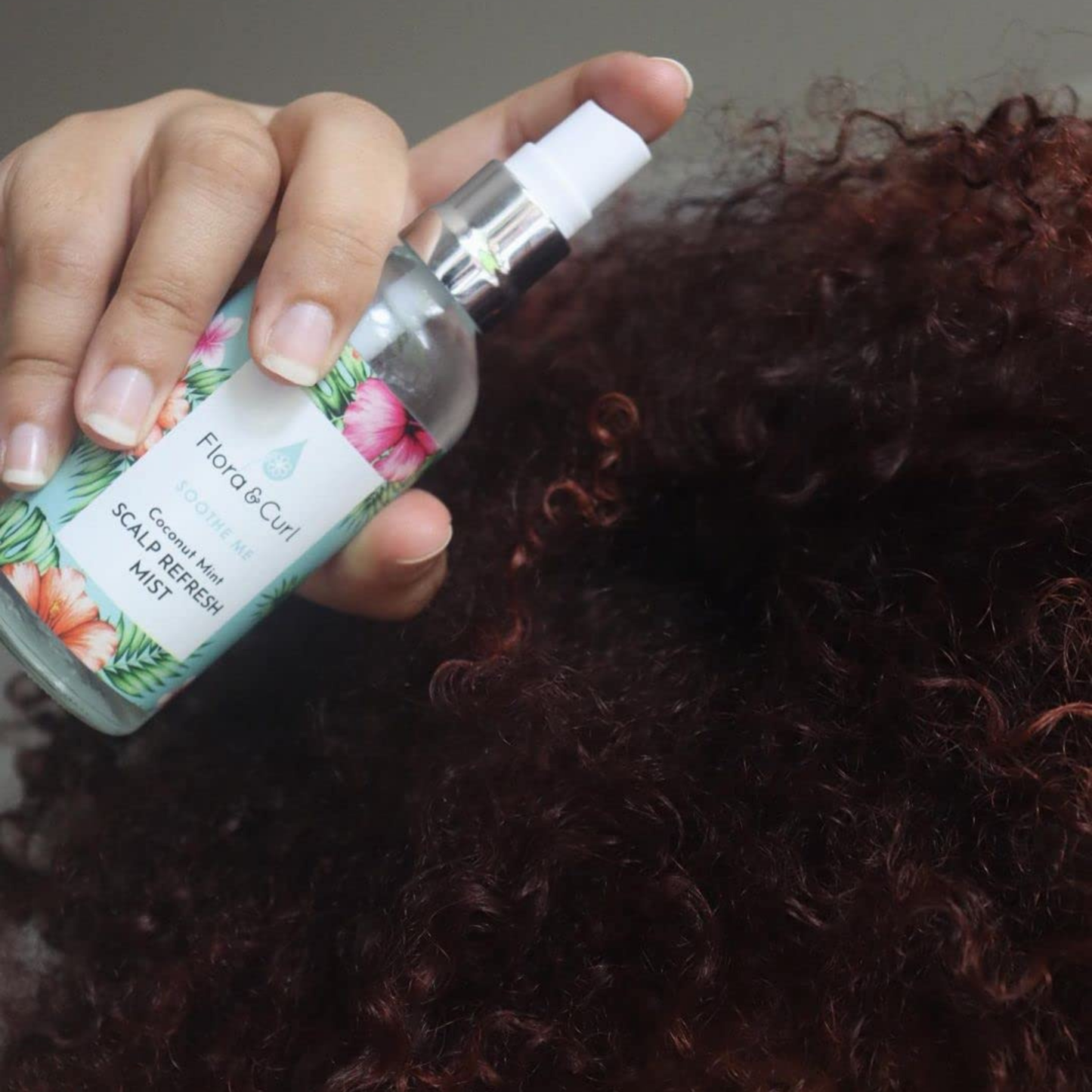 Flora & Curl Coconut Mint Kopfhaut-Erfrischungsnebel 100 ml, Kopfhautspray für trockenes Haar, mit beruhigenden Pflanzenstoffen sorgt für kühlende Kopfhautentlastung