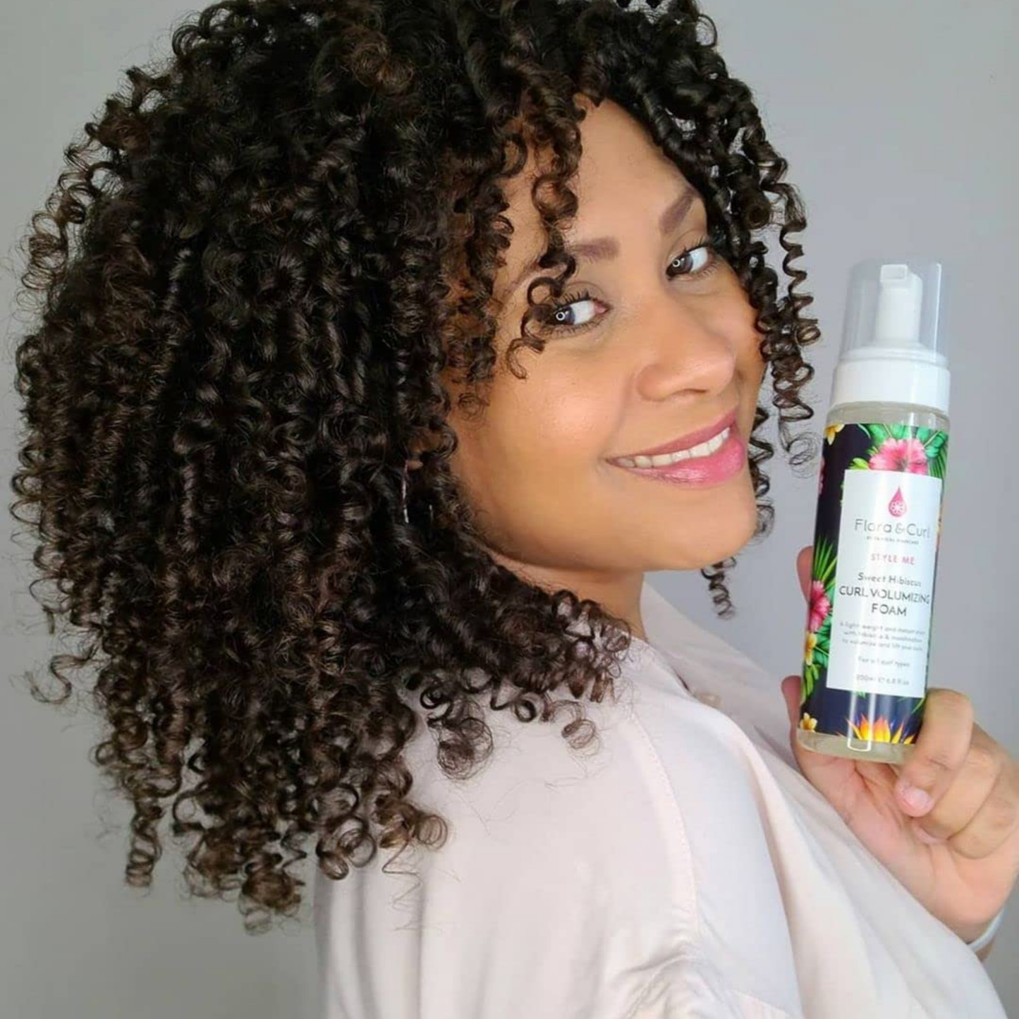 Flora & Curl Sweet Hibiscus Curl Volumizing Foam Lockenschaumfestiger für überragende Fülle, Volumen und Sprungkraft, auf pflanzlicher Basis mit Hibiskus, tierversuchsfrei, 200 ml