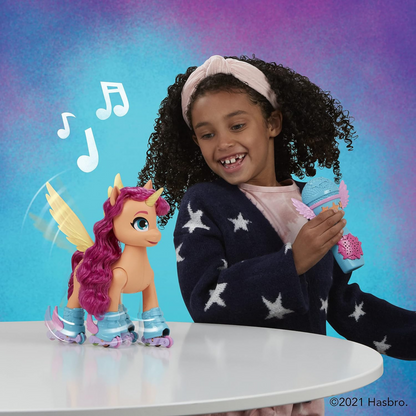 My Little Pony – Eine Neue Generation Sing- und Skatespaß Sunny Starscout – Pony (22,5 cm) mit Fernbedienung, 50 Reaktionen,