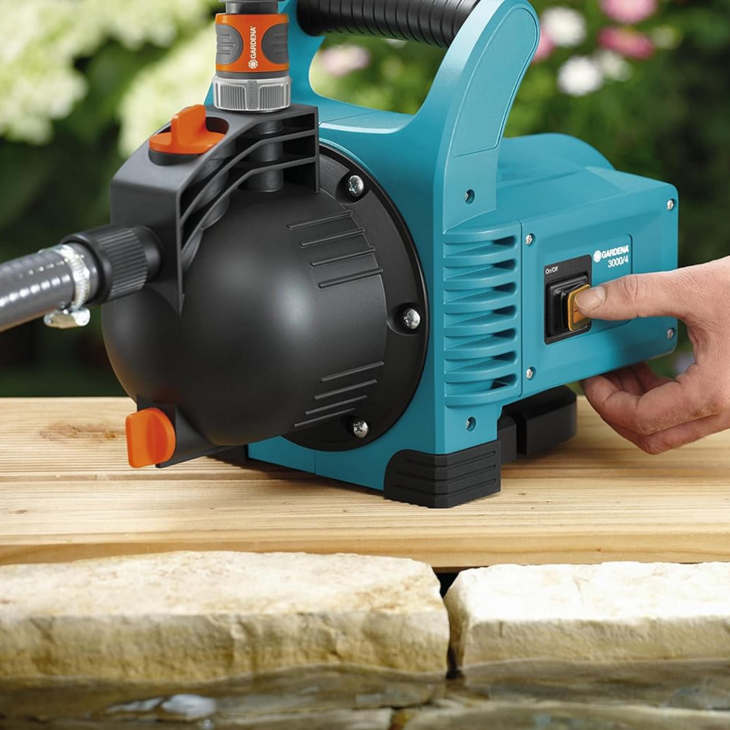 Gardena Gartenpumpe Classic 3000/4 Saugschlauch-Set: Bewässerungspumpe inkl. 7 m Sauggarnitur, hohe Saugkraft, 3100 l/h Fördermenge, Wasser-Ablassschraube, geräuscharm und wartungsfrei