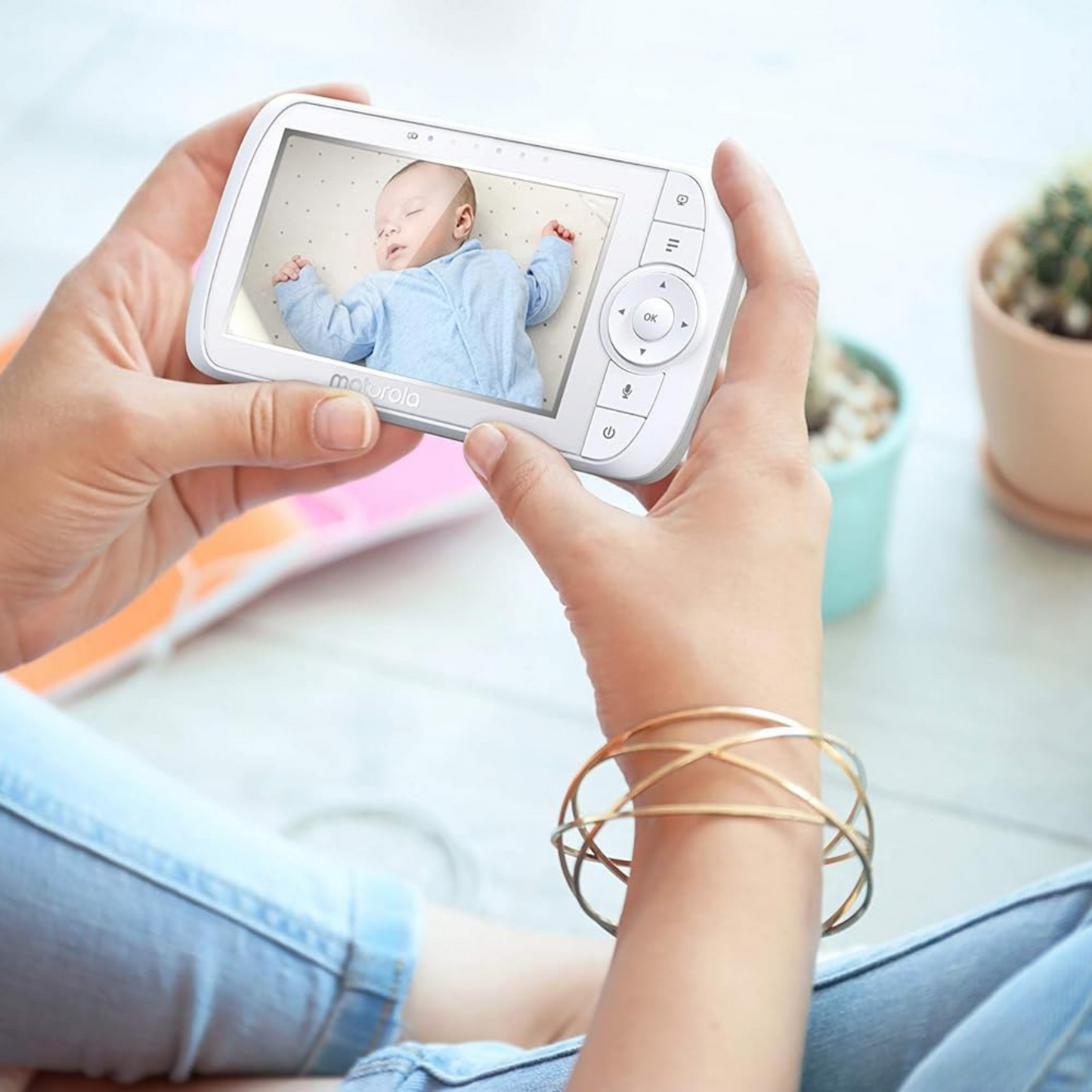 Motorola Nursery Ease 35 Babyphone mit Kamera 5,0 Zoll - Video Babyphone Display mit Nachtsicht, Schlaflieder, Zoom und&nbsp; Raumtemperaturüberwachung